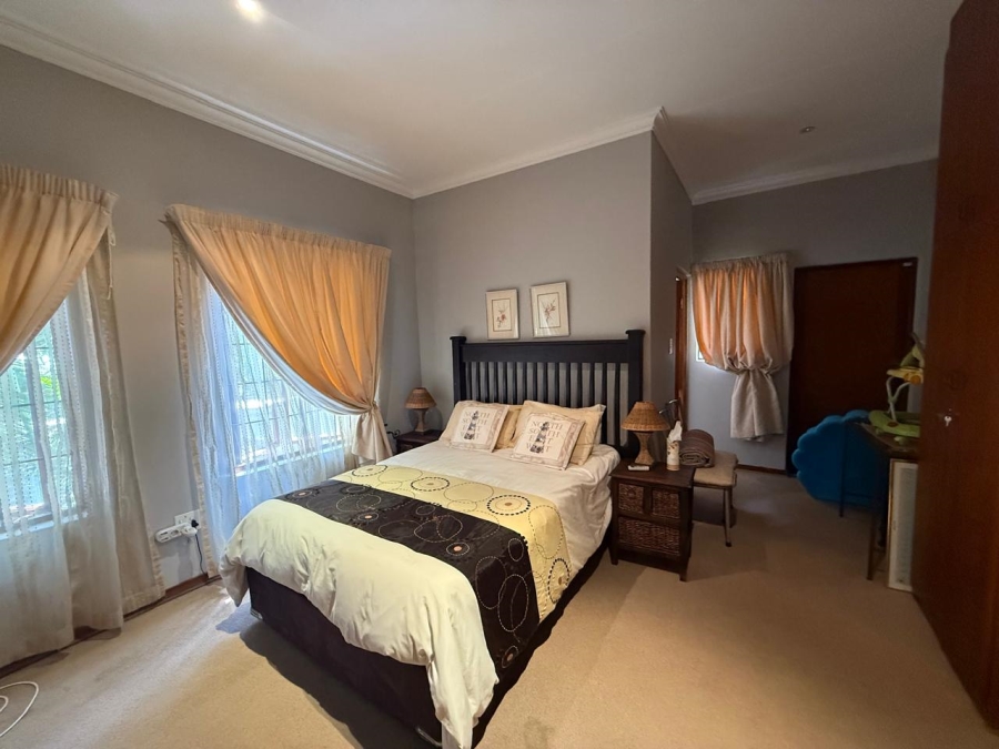 6 Bedroom Property for Sale in Safari Gardens North West